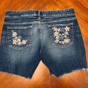 Cut off Jean shorts with skull pockets